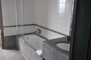 uma casa de banho com banheira e WC em Convento de São Francisco em Vila Franca do Campo