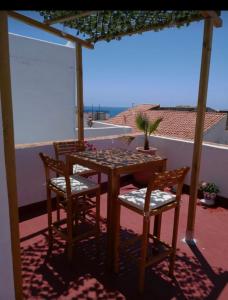een tafel en stoelen op een patio met uitzicht op de oceaan bij Casita Marinera in Peñíscola