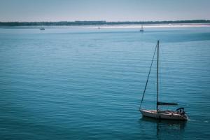 una barca a vela in mezzo a un grande bacino d'acqua di B&B Le finestre sul mare a Taranto