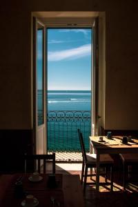 Camera con tavolo e vista sull'oceano di B&B Le finestre sul mare a Taranto