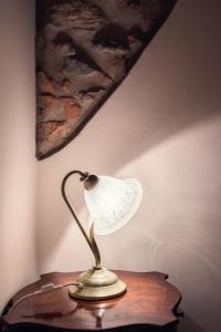 a lamp that is on in a room at Il Chiassetto Bolgheri in Bolgheri