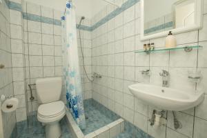 y baño con aseo y lavamanos. en Αnastasia apartments en Mavrovoúnion