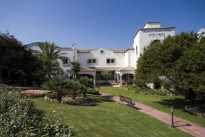 Zahrada ubytování COLONNA GRAND HOTEL CAPO TESTA, a Colonna Luxury Beach Hotel, Santa Teresa Sardegna
