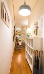 przedpokój z salonem ze stołem w obiekcie Apartamento Vive en Maravillas w Madrycie