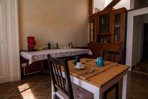 una sala da pranzo con tavolo e tavolo con sedie di B&B Le finestre sul mare a Taranto