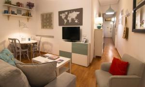 salon z kanapą i stołem w obiekcie Apartamento Vive en Maravillas w Madrycie