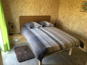 - une chambre avec un lit dans l'établissement Chevrerie des Oliviers, à Saint-Georges-sur-Allier