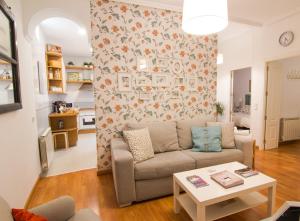 salon z kanapą i stołem w obiekcie Apartamento Vive en Maravillas w Madrycie