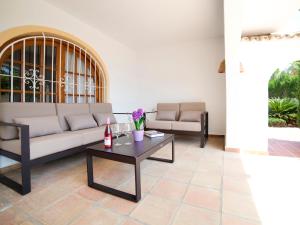 salon z kanapą i stołem w obiekcie Villa Mi Sueno by Interhome w mieście Fanadix