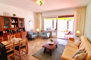 een woonkamer met een bank en een tafel bij Casa Roccia in Pino Lago Maggiore