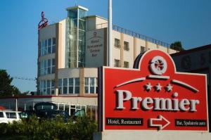 una señal de farmacia frente a un edificio en Hotel Premier Botosani, en Botoşani