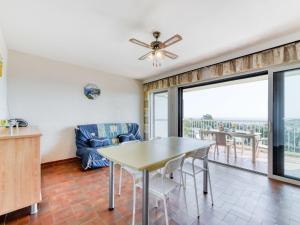 eine Küche und ein Esszimmer mit einem Tisch und einem Sofa in der Unterkunft Apartment Les Mimosas-1 by Interhome in Cavalaire-sur-Mer