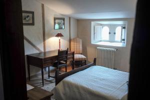 Landevieille的住宿－Logis de la Robliniere，一间带书桌的卧室以及一间带床和书桌的卧室