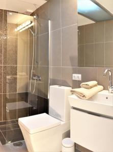 a bathroom with a toilet and a sink and a shower at Casa La Vista - Bungalow with fantastic sea views in Arguineguín