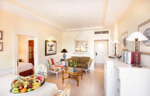 a kitchen and living room with a bowl of fruit on the counter at Apartamentos Guadalpin Boutique in Marbella