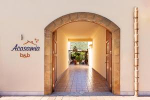 カステッルッツォにあるBed&Breakfast Acasamiaのアーチ型の建物の入口