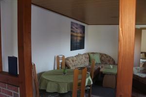 ein Wohnzimmer mit einem Sofa und einem Tisch in der Unterkunft Bungalow Groß Dratow in Groß Dratow
