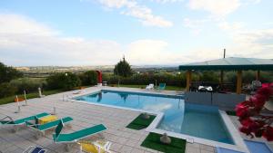 The swimming pool at or close to Country House Daniela