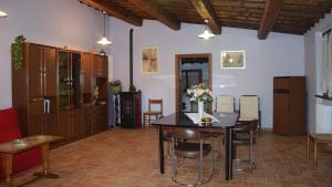 A kitchen or kitchenette at Country House Daniela