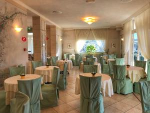 A seating area at Hotel La Perla