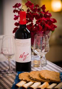 - une bouteille de vin à côté de deux verres à vin dans l'établissement Estudio rural - Nature & Relax, à La Orotava 8 autres photos