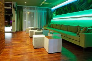 a living room with a green couch and chairs at Boutique Hotel Bol in Bol