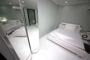 Postel nebo postele na pokoji v ubytování White Fort Hotel