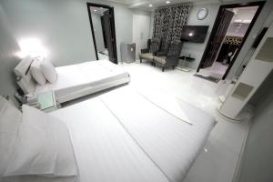 Postel nebo postele na pokoji v ubytování White Fort Hotel