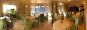 A restaurant or other place to eat at Hotel La Perla