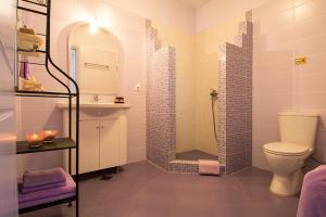 Bathroom sa VILLA AELIA in Spetses - charm & convenience, 2min beach