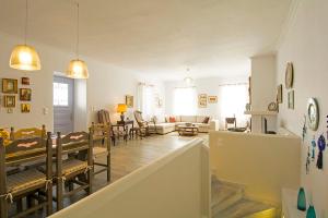 ein Wohnzimmer und ein Esszimmer mit einem Esstisch und Stühlen in der Unterkunft VILLA AELIA in Spetses - charm & convenience, 2min beach in Spetses