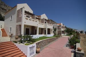 een groot wit huis met een pad ervoor bij LINDOS HORIZON in Lindos +9 foto's