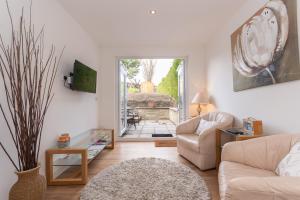 un soggiorno con divano e tavolo di Garden Studio Apartment St Andrews - Free Parking a St Andrews