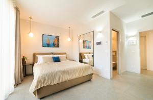 a bedroom with a large bed and a mirror at Garda Room in Peschiera del Garda