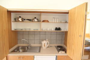 LINDOS HORIZON في ليندوس: مطبخ صغير مع حوض ومغسلة