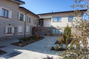 a house with a courtyard in front of it at UvaMatta in Carmiano