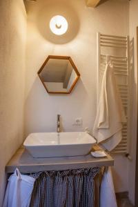 a bathroom with a sink and a mirror at UvaMatta in Carmiano