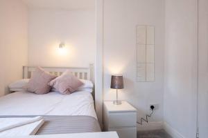 Cama ou camas em um quarto em Galway City Cottage