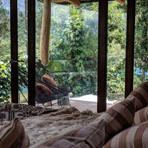 salon z łóżkiem i dużym oknem w obiekcie Mamaq Tambo Lodge w mieście Cocachimba