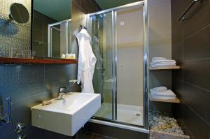 a bathroom with a sink and a shower at Boutique Hotel Bol in Bol