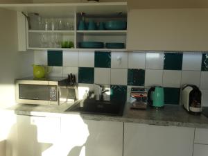 Kuchyňa alebo kuchynka v ubytovaní Apartament z widokiem na morze - Apartament Turkusowy