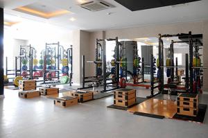 una palestra con molte attrezzature in una stanza di Gold City Private Pool Villa 3+1 with Free AquaPark a Alanya