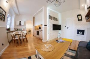 Televízia a/alebo spoločenská miestnosť v ubytovaní Apartament Mały Rynek