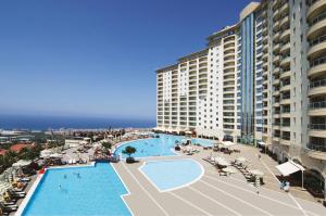 una vista dall'alto di una piscina accanto ad alcuni edifici di Gold City Private Pool Villa 3+1 with Free AquaPark a Alanya