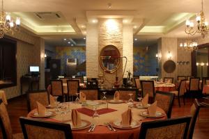 una sala da pranzo con un lungo tavolo e sedie di Gold City Private Pool Villa 3+1 with Free AquaPark a Alanya