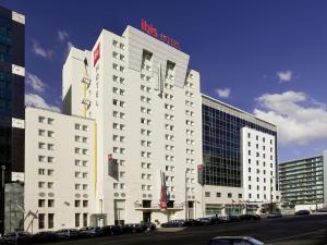 um edifício branco com uma placa em cima em Hotel ibis Lisboa Jose Malhoa em Lisboa