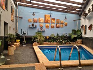 a room with a swimming pool and potted plants at Casa Rural Arte y Descanso in Almagro