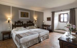 Ένα ή περισσότερα κρεβάτια σε δωμάτιο στο Parador de Siguenza