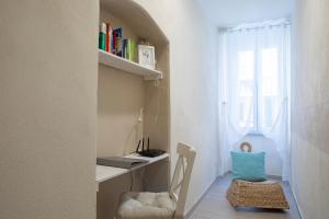 リオマッジョーレにあるJ&Kのデスク、椅子、窓が備わる客室です。