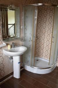 a bathroom with a shower and a sink at Villa Moderne dans la Ferme "Belkheir" avec Piscine, Chevaux et Aire de Jeux pour Enfants in Berrechid